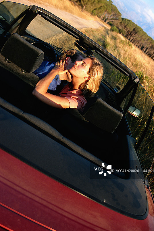 情侣在敞篷车里拥抱图片素材