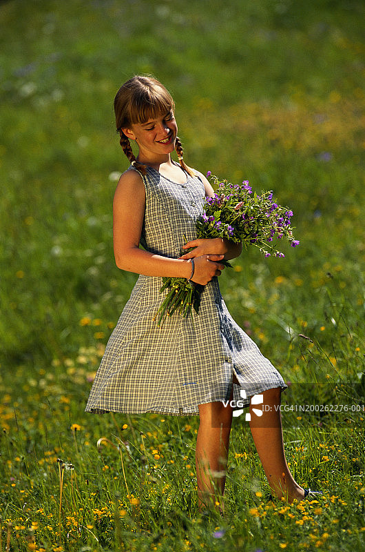 站在田野里的少女（13-15岁）图片素材