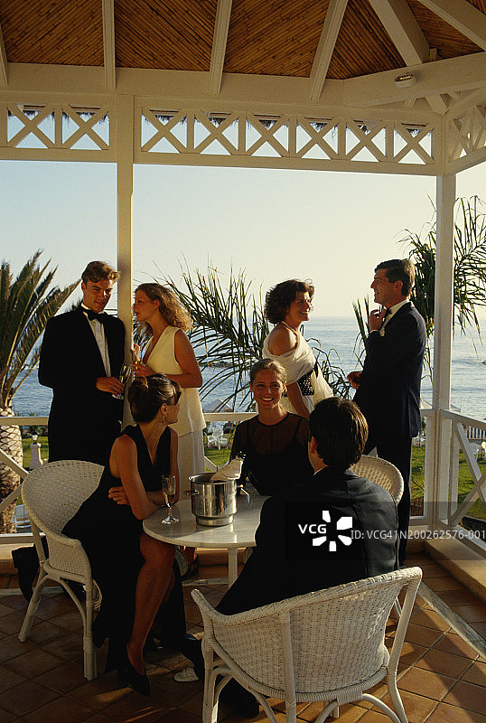 在拱形阳台上聚会的小组图片素材