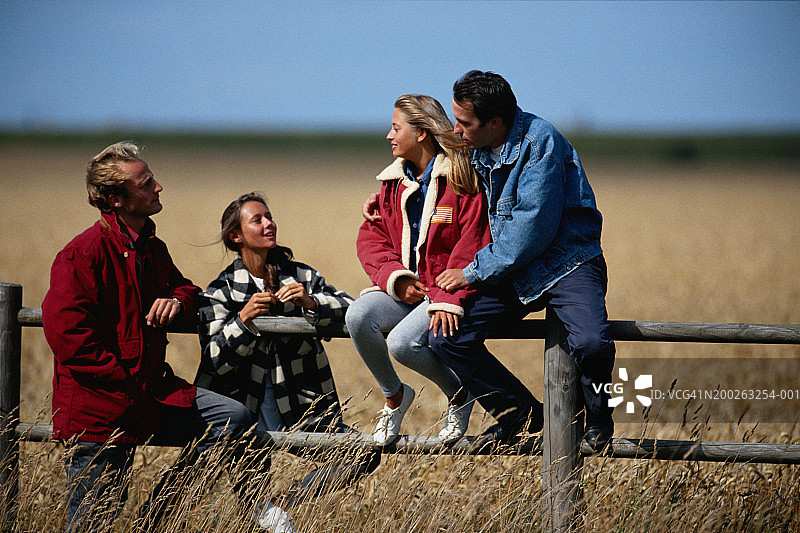 在田野里交谈的情侣图片素材