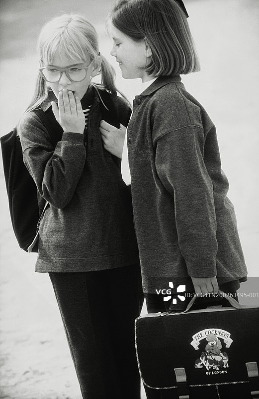 两个女孩（6-9岁）在窃窃私语图片素材