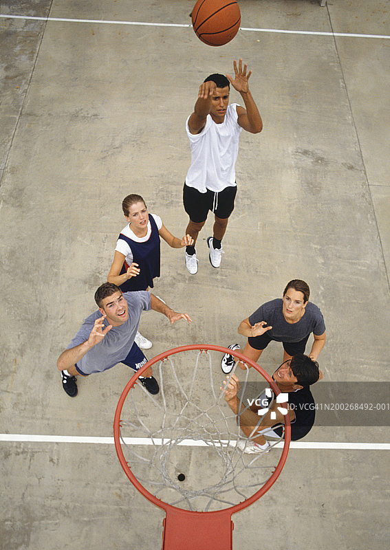 一群年轻人打篮球的俯视照片图片素材