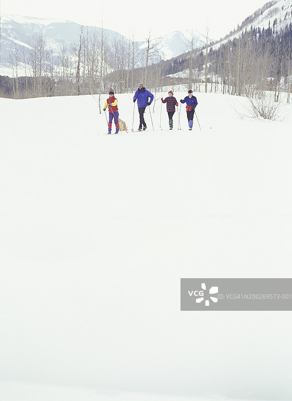 一群人和狗在山区越野滑雪图片素材