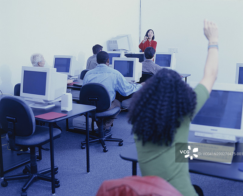 学生们在电脑实验室上课图片素材