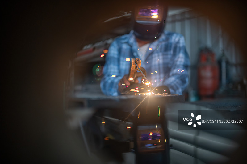 工厂里焊接钢材的焊工图片素材