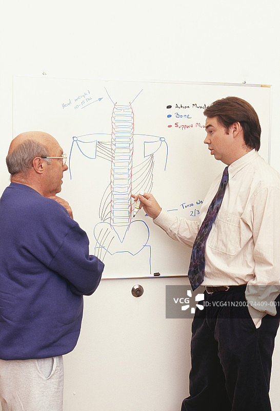 理疗师在医生处向患者展示结果图片素材