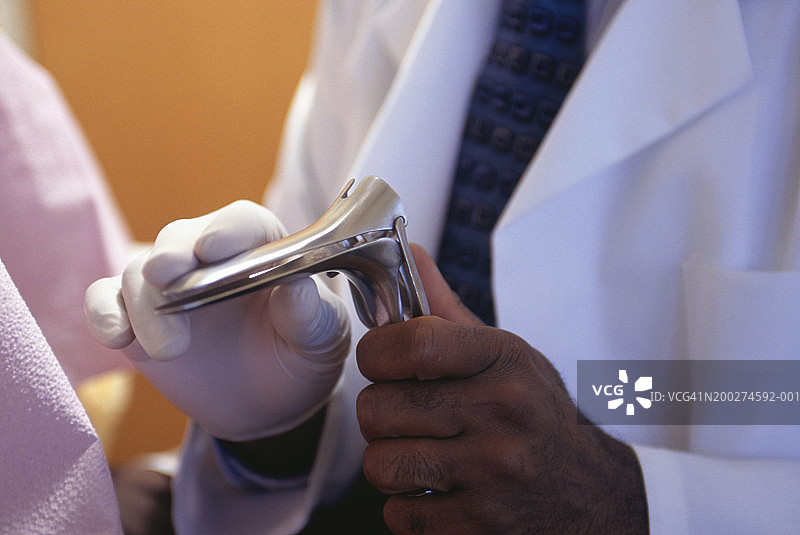 医生手持窥器特写，中间部分图片素材