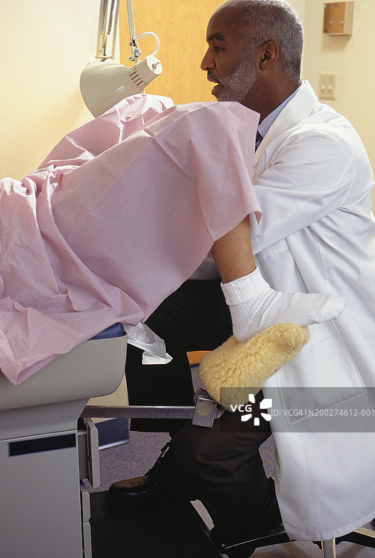 病人接受妇科检查图片素材