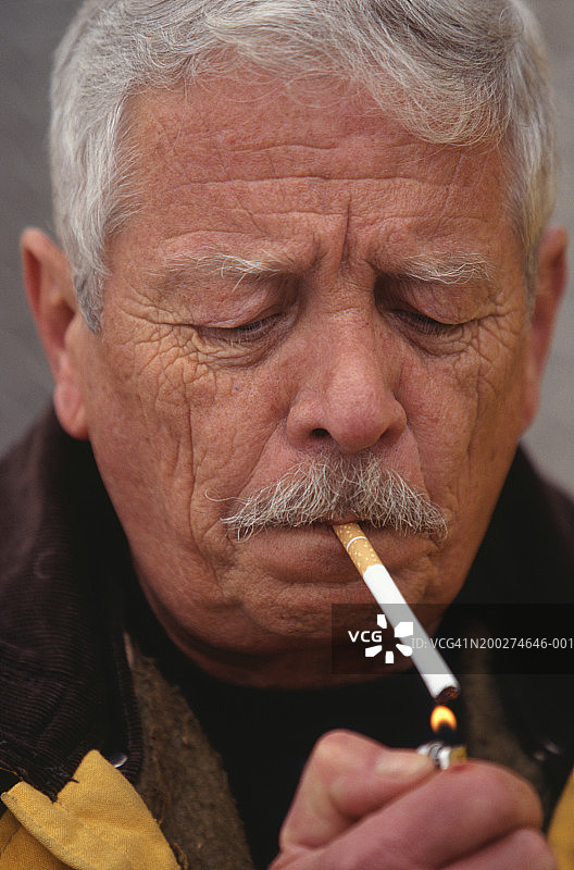 消防员点烟特写图片素材