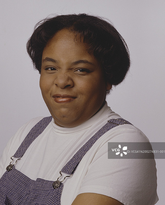 在影棚摆姿势的少女（肖像）图片素材