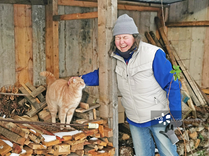 女人在花园里抚摸她的猫图片素材