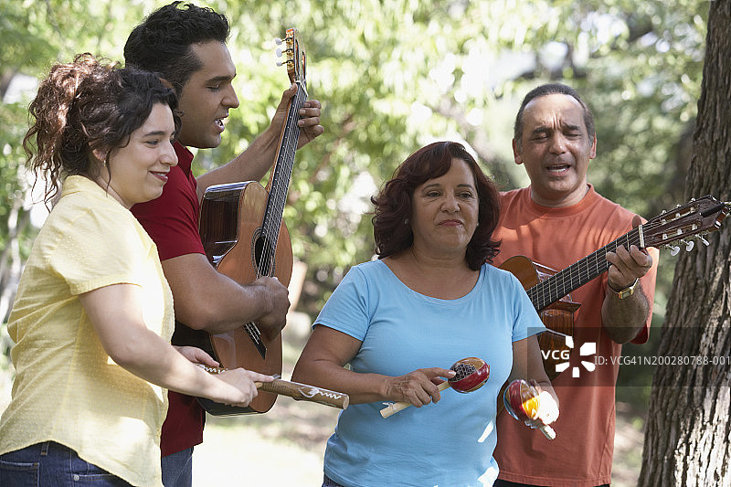 两对夫妇在户外弹吉他和沙槌图片素材