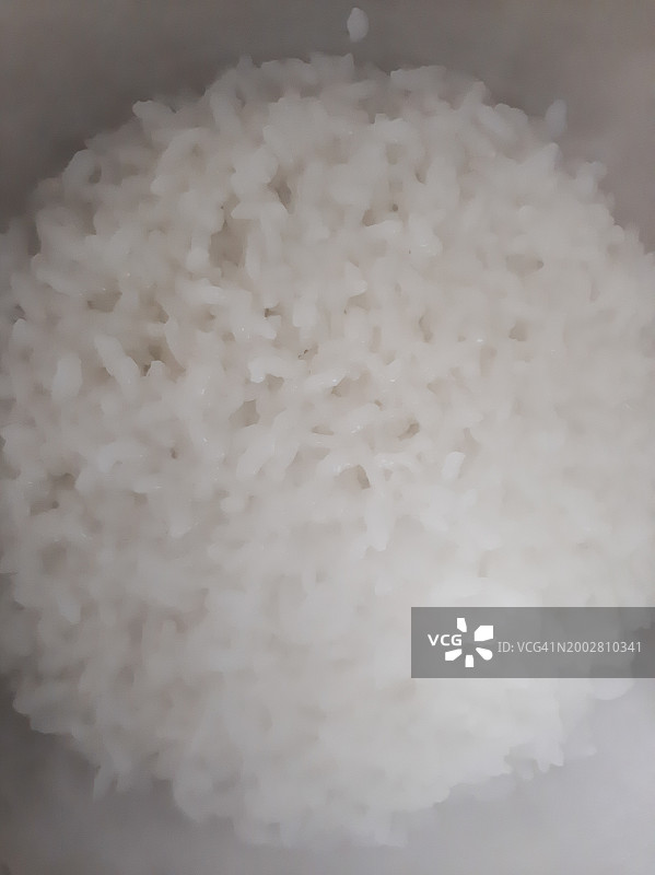 金属锅里煮沸的米饭图片素材