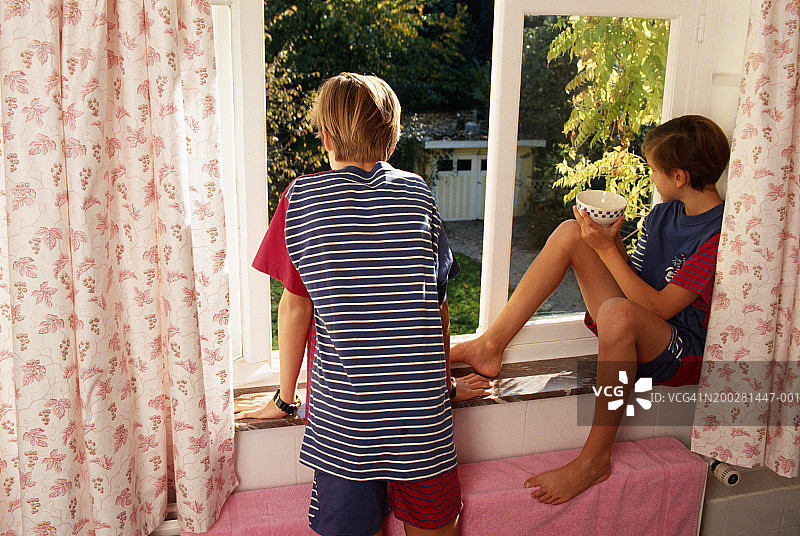 窗台边的男孩图片素材