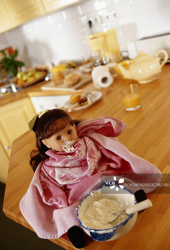 正在狼吞虎咽的女娃娃图片素材