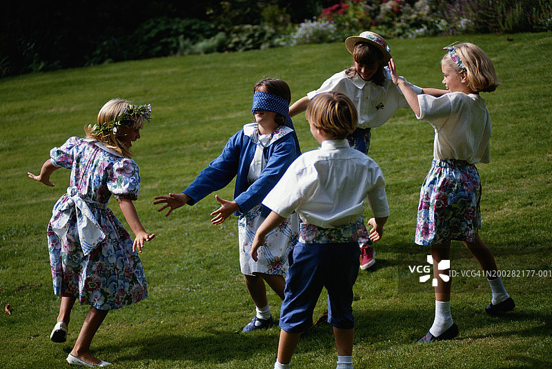 孩子们在花园里玩摸瞎子图片素材