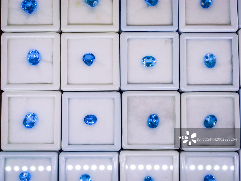 珠宝店中蓝色宝石特写：奢华钻石展示图片素材
