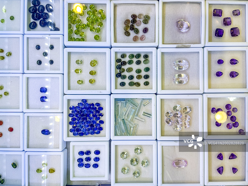 珠宝店中排列的多色宝石微距特写：高端奢华购物展示图片素材