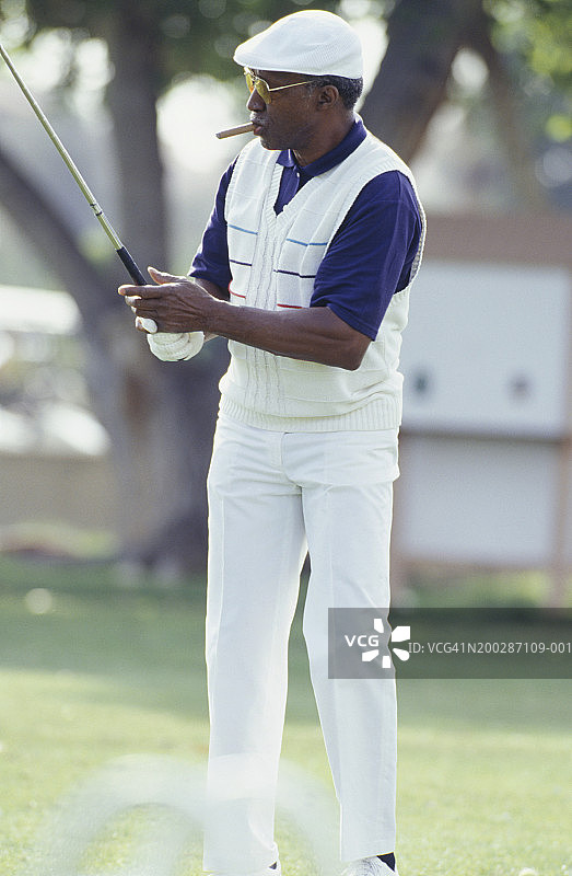 男人在高尔夫球场练习挥杆图片素材