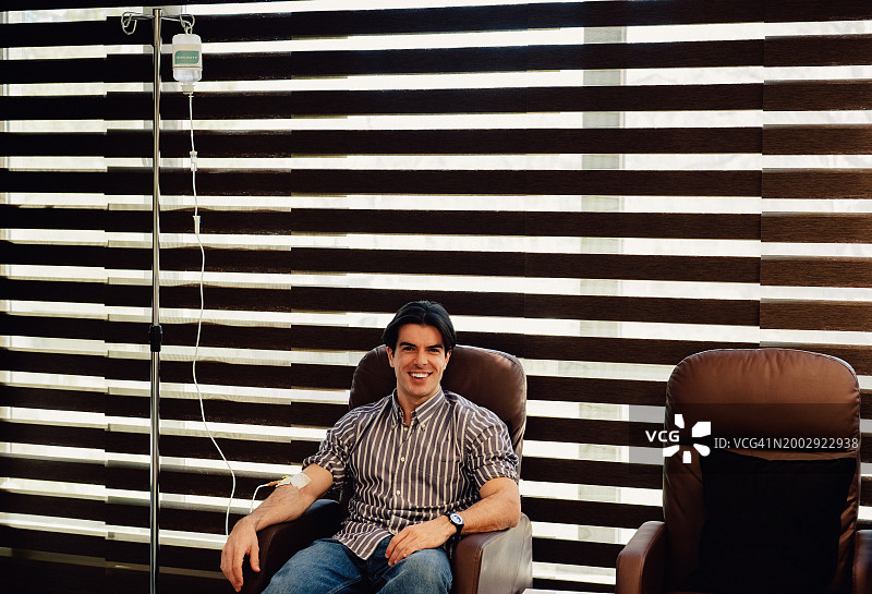 男子在美容诊所接受静脉维生素疗法图片素材