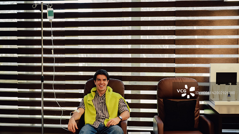 男子在美容诊所接受静脉维生素疗法图片素材