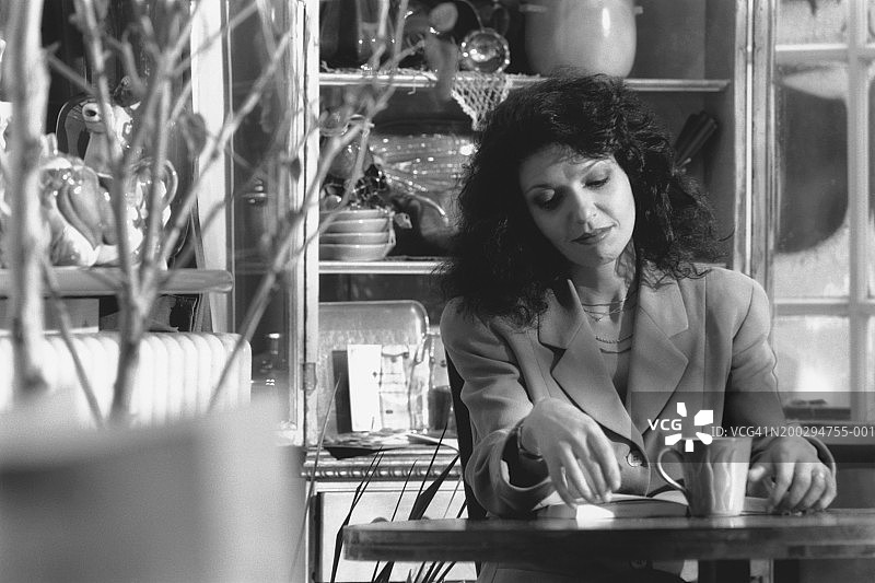 喝咖啡的白人女子图片素材