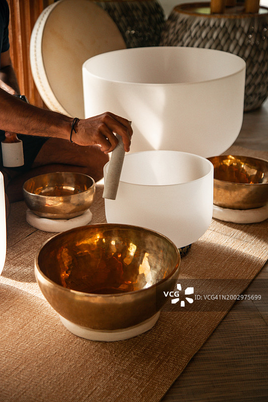 在康养中心，SPA理疗师演奏水晶钵进行声音疗愈冥想图片素材