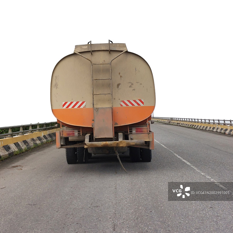 棕榈油罐车驶过桥梁（后视图）图片素材