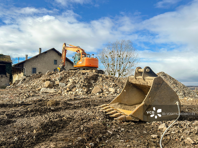 拆迁现场的土方机械图片素材