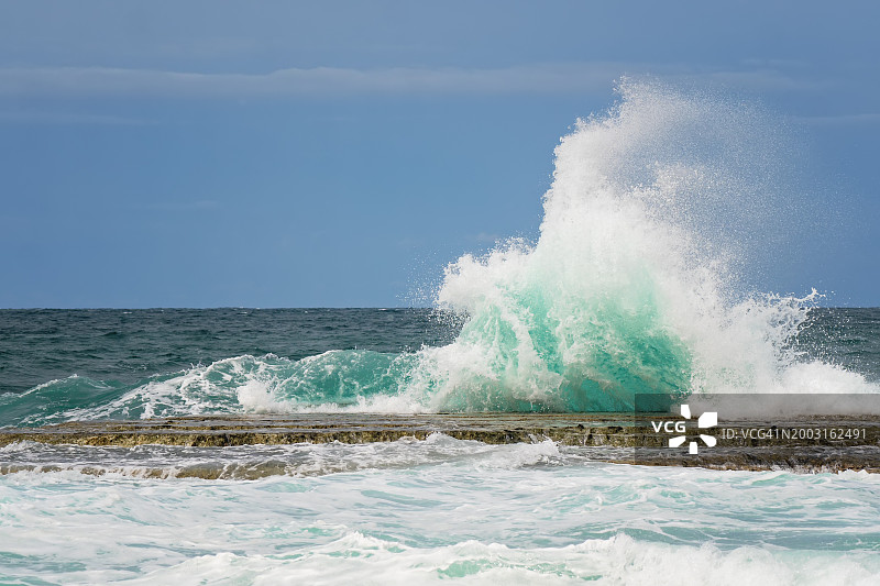 海浪拍打沙滩图片素材