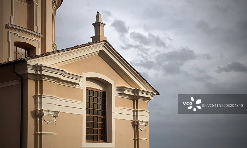 意大利暴风雨天空下的天主教堂细节图片素材