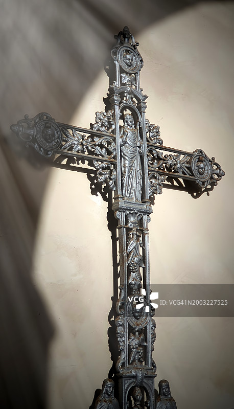 锻铁制成的天主教十字架图片素材