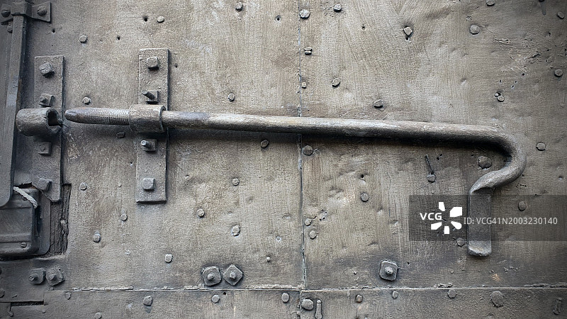 古老木门上的旧插销锁闩图片素材