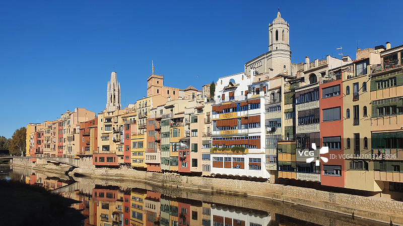 西班牙赫罗纳奥尼亚尔河岸的彩色房屋图片素材