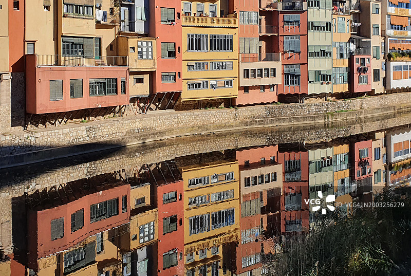 西班牙赫罗纳奥尼亚尔河岸的彩色房屋图片素材