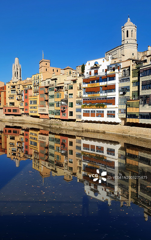 西班牙赫罗纳奥尼亚尔河岸的彩色房屋图片素材