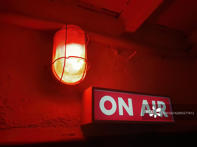 带红灯的“On Air”标志图片素材