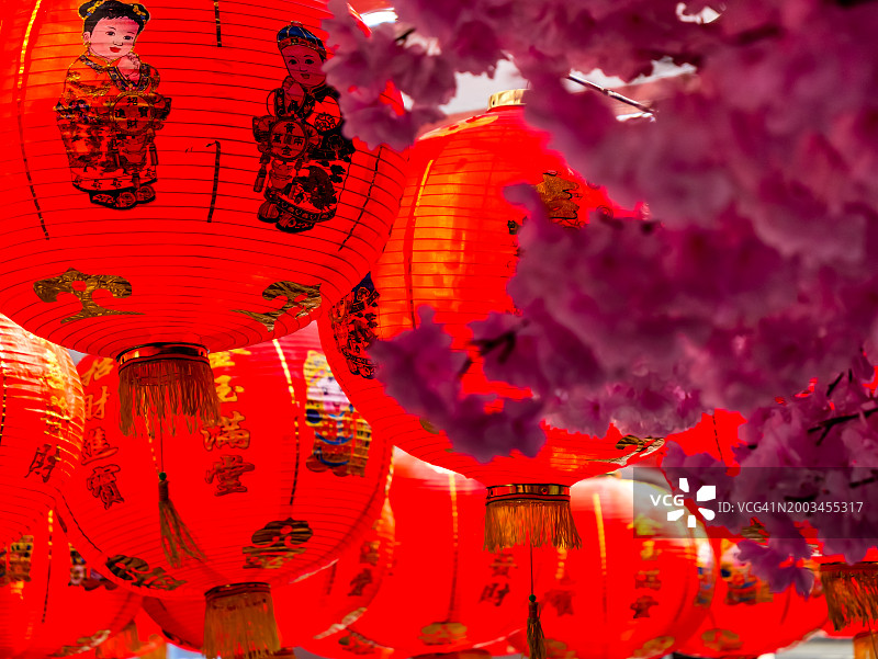 曼谷轻轨系统上为中国新年整齐悬挂的红灯笼图片素材