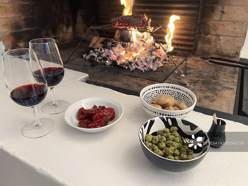 壁炉旁的餐前和餐后酒图片素材