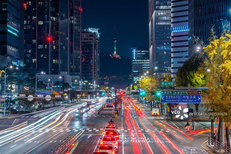 韩国首尔N首尔塔和城市交通的夜景图片素材