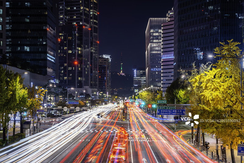 韩国首尔N首尔塔的夜景和城市交通图片素材