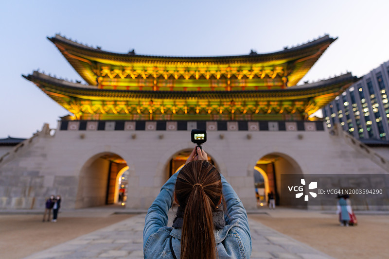 在韩国首尔景福宫享受旅行的女人后视图图片素材