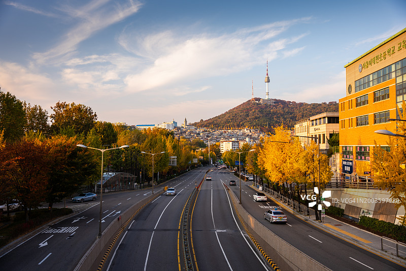 韩国首尔梨泰院桥的城市景观图片素材