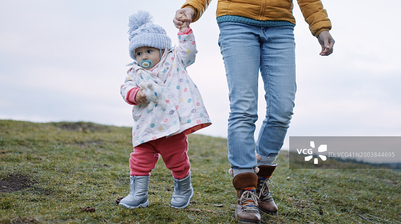 宝宝在自然中与妈妈一起迈出第一步图片素材