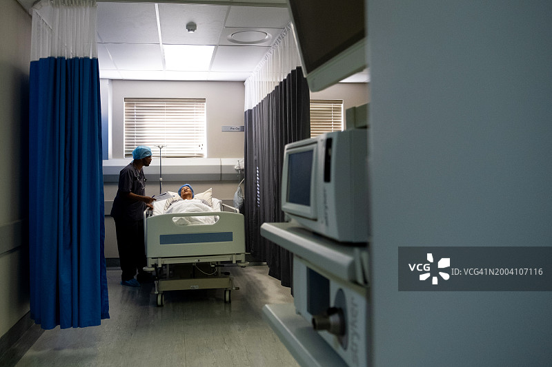 男外科医生术前问候年长患者图片素材