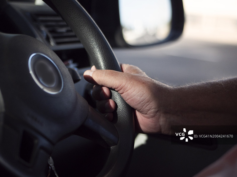手和方向盘的特写图片素材