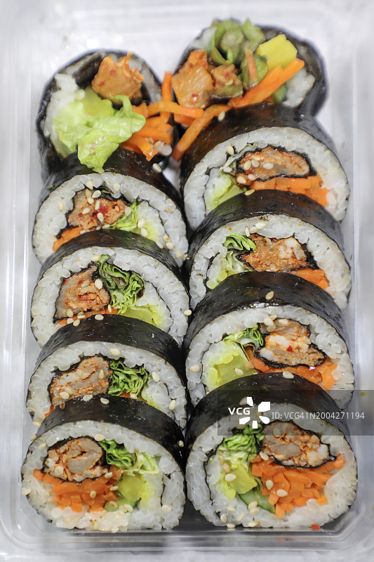 猪肉泡菜馅料的韩式紫菜包饭图片素材