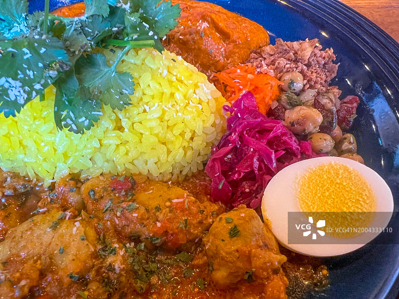 美味双拼：盐焗鸡和奶油咖喱鸡拼盘图片素材