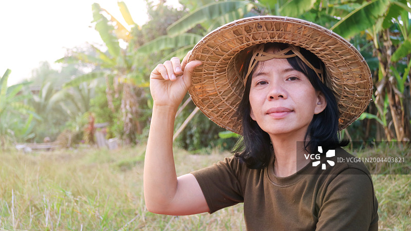 在田里劳作的亚洲女农民图片素材