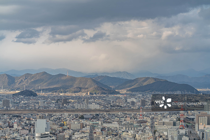 日本岐阜市居民区上空的暴风云图片素材